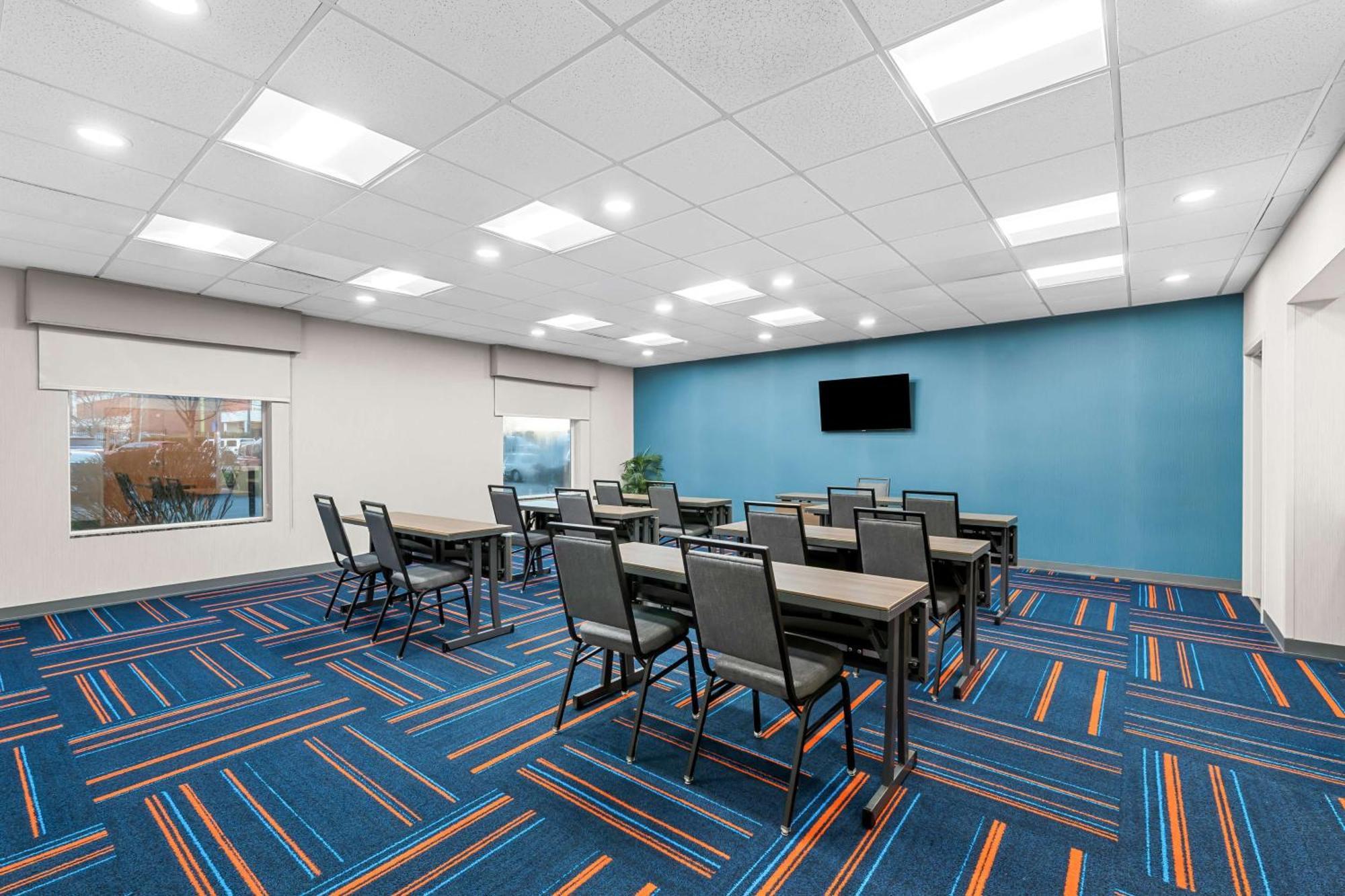 Hampton Inn & Suites Charlotte-Airport Exterior photo