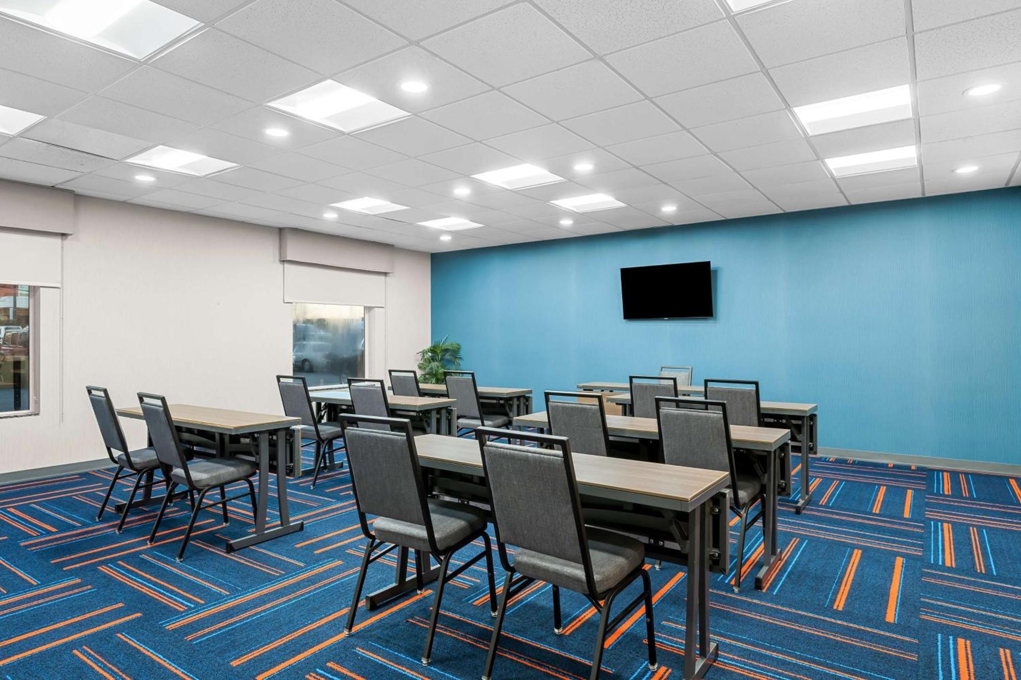 Hampton Inn & Suites Charlotte-Airport Exterior photo