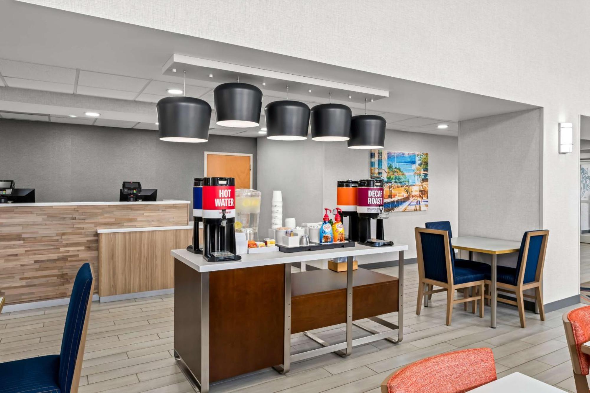 Hampton Inn & Suites Charlotte-Airport Exterior photo