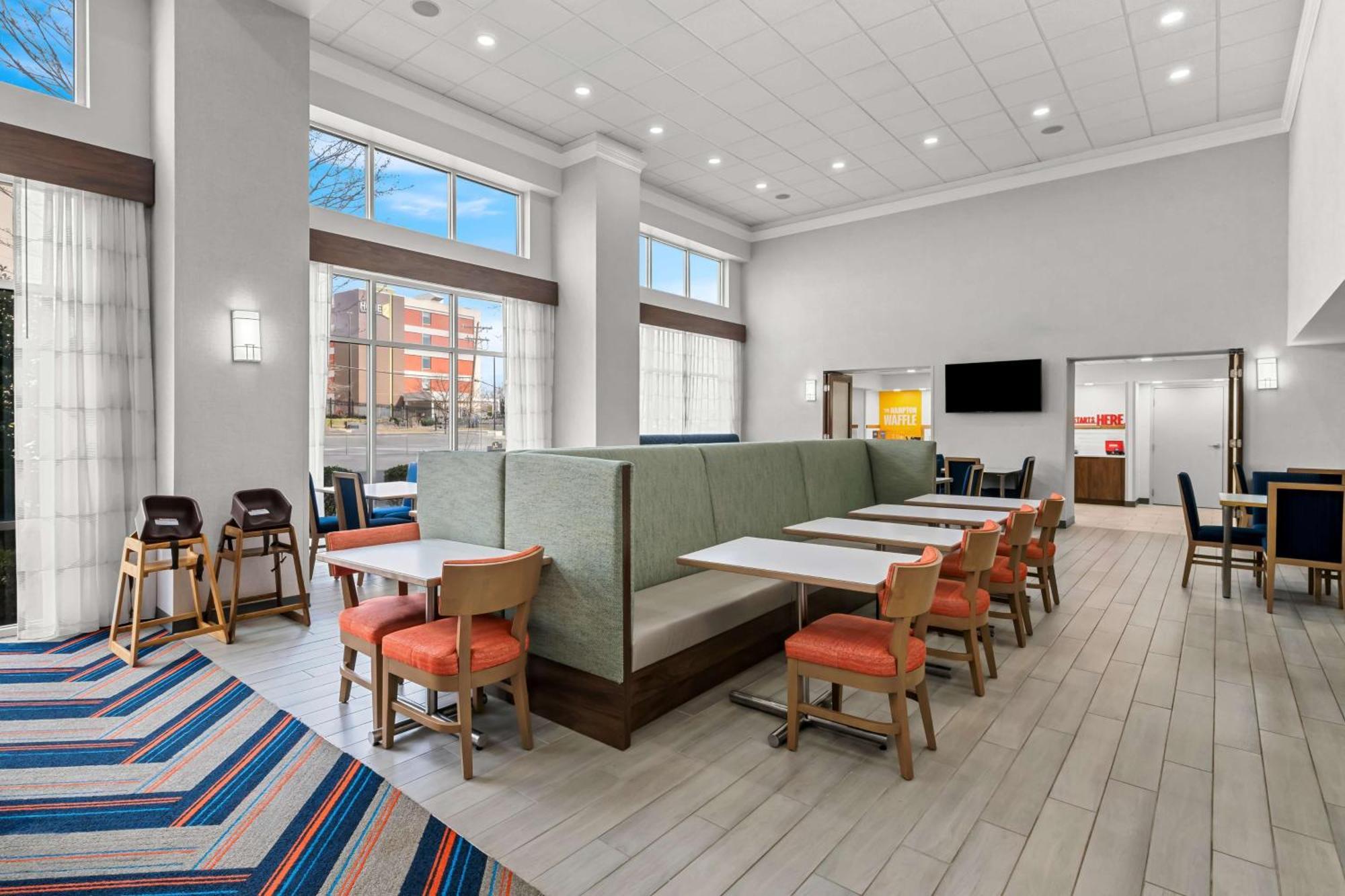 Hampton Inn & Suites Charlotte-Airport Exterior photo