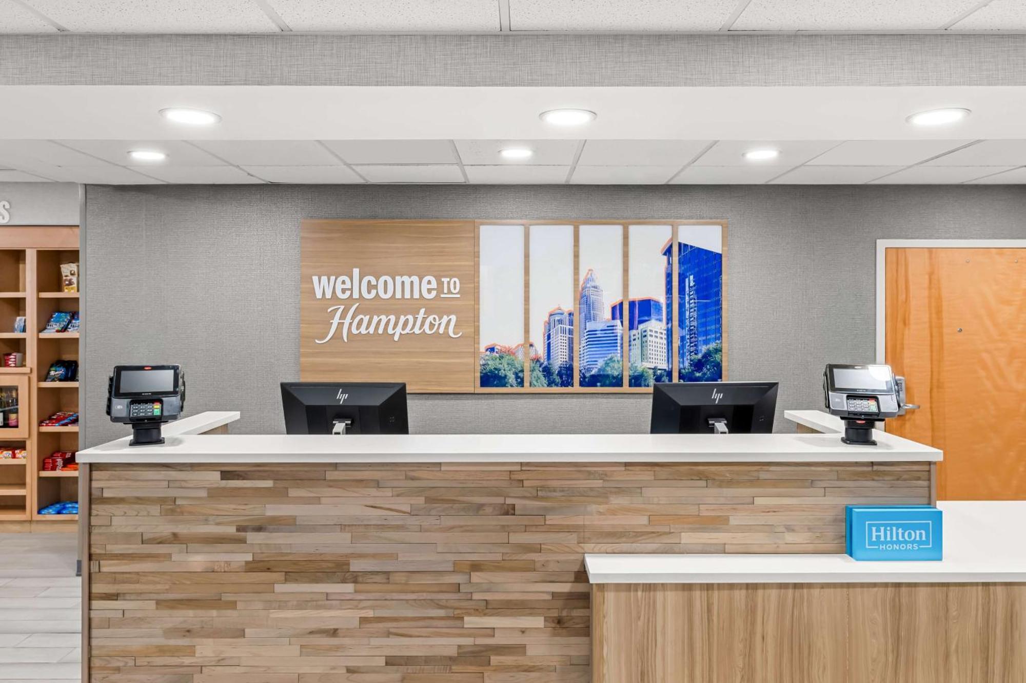 Hampton Inn & Suites Charlotte-Airport Exterior photo