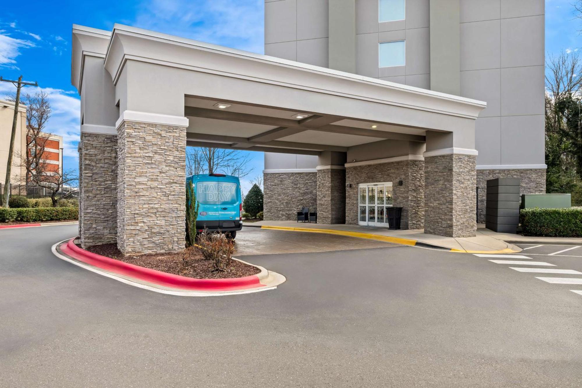Hampton Inn & Suites Charlotte-Airport Exterior photo