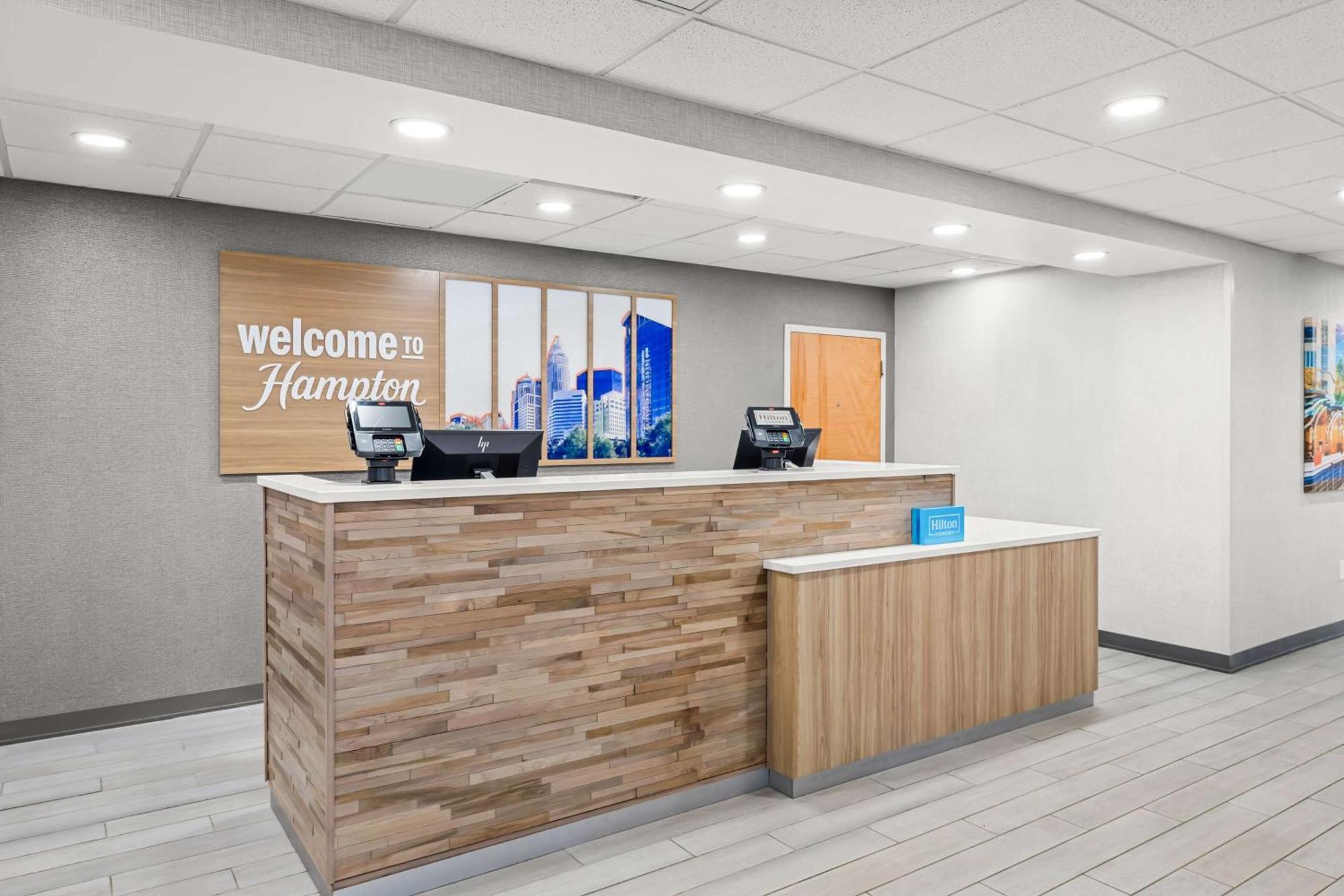 Hampton Inn & Suites Charlotte-Airport Exterior photo