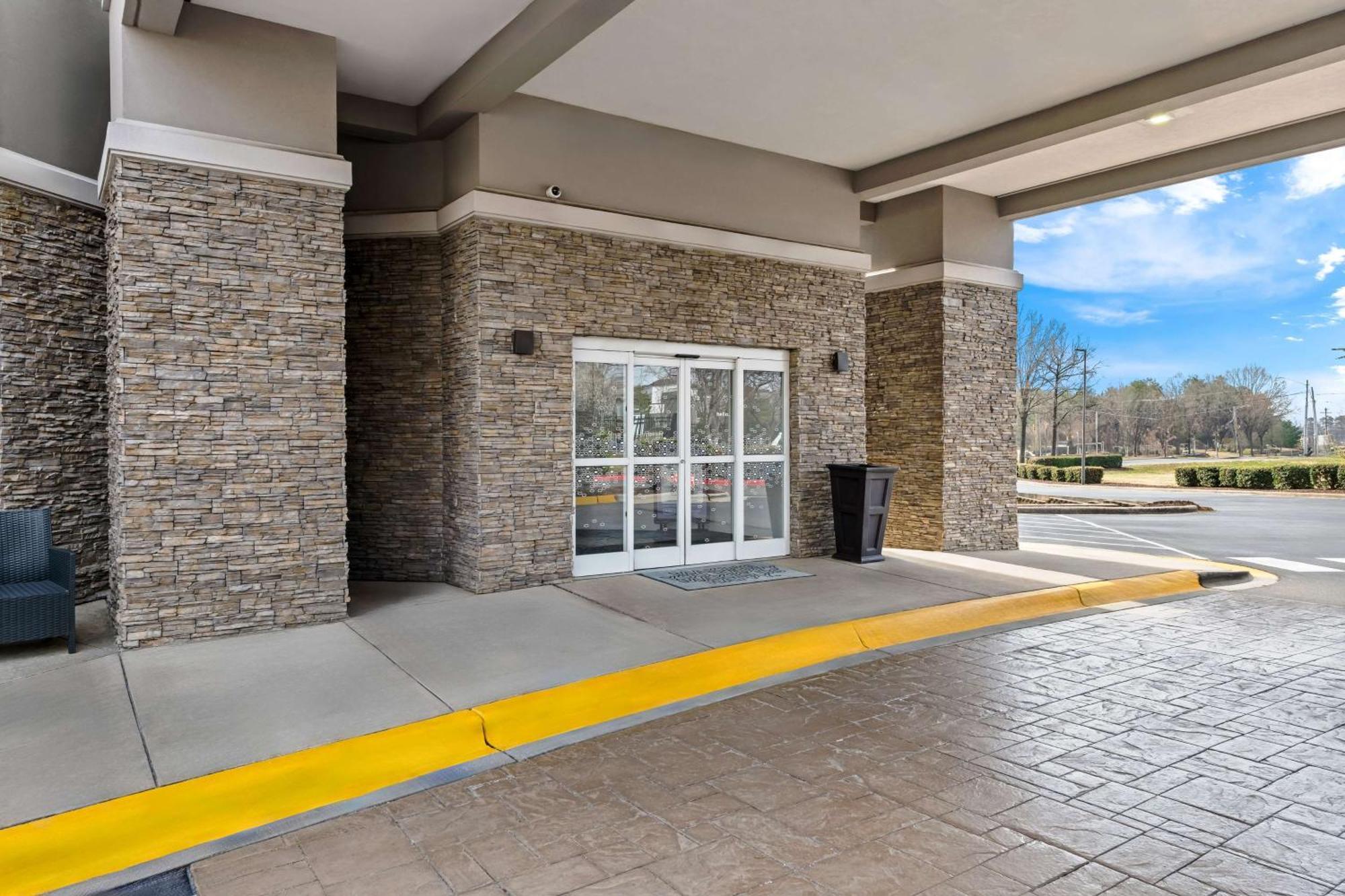 Hampton Inn & Suites Charlotte-Airport Exterior photo