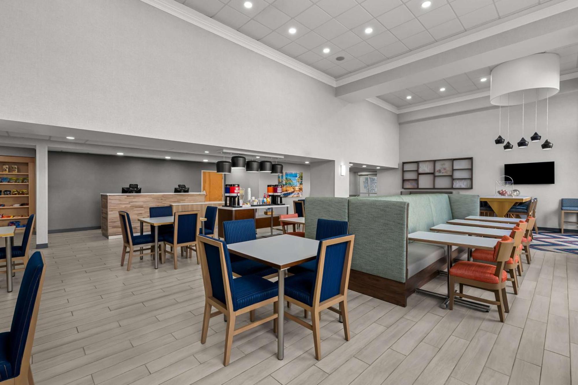 Hampton Inn & Suites Charlotte-Airport Exterior photo