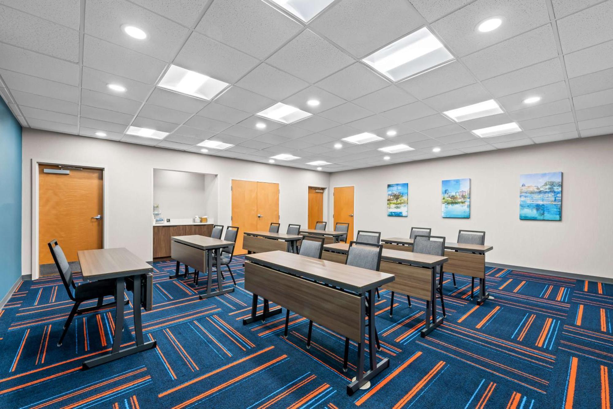 Hampton Inn & Suites Charlotte-Airport Exterior photo