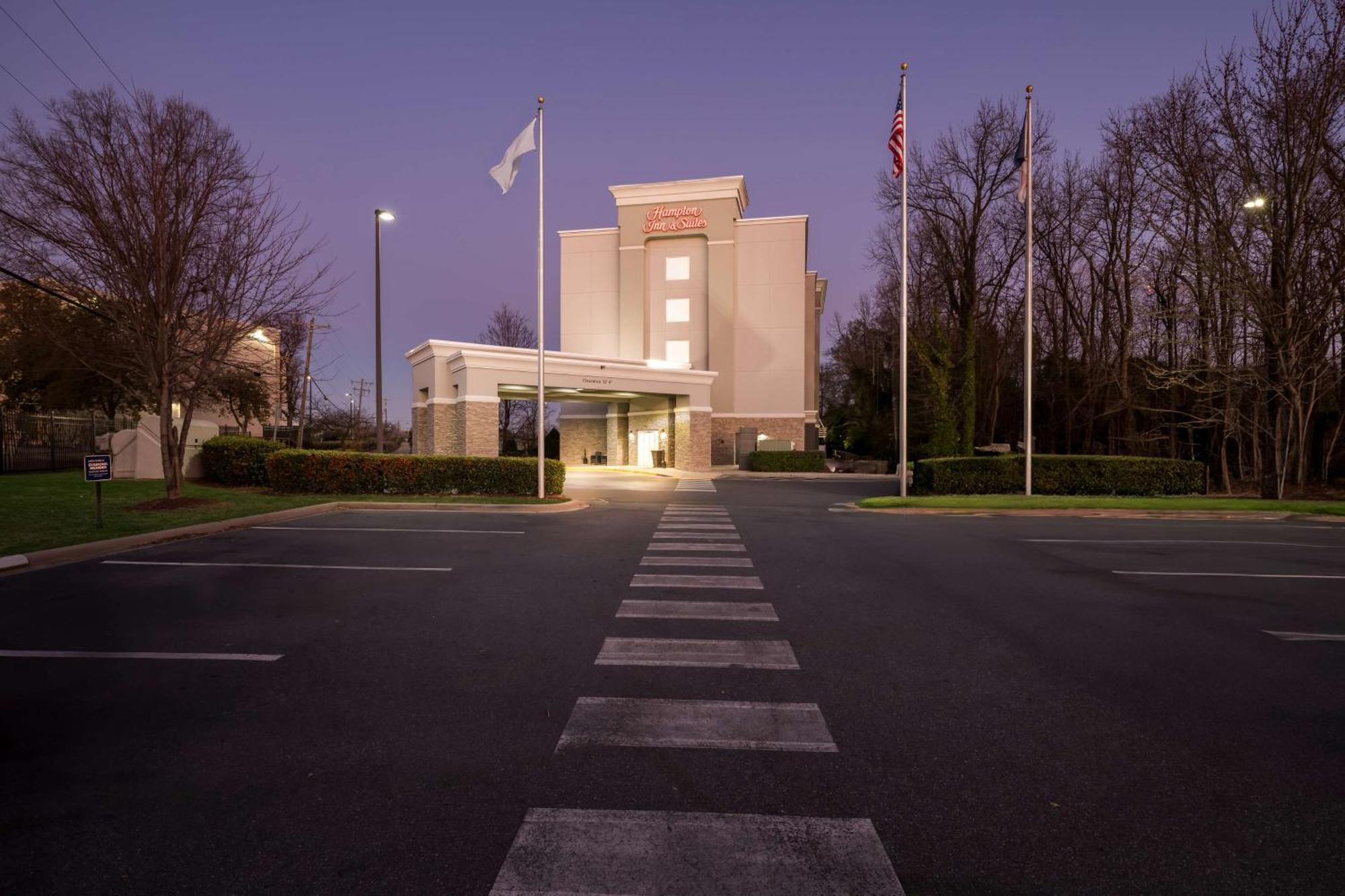 Hampton Inn & Suites Charlotte-Airport Exterior photo