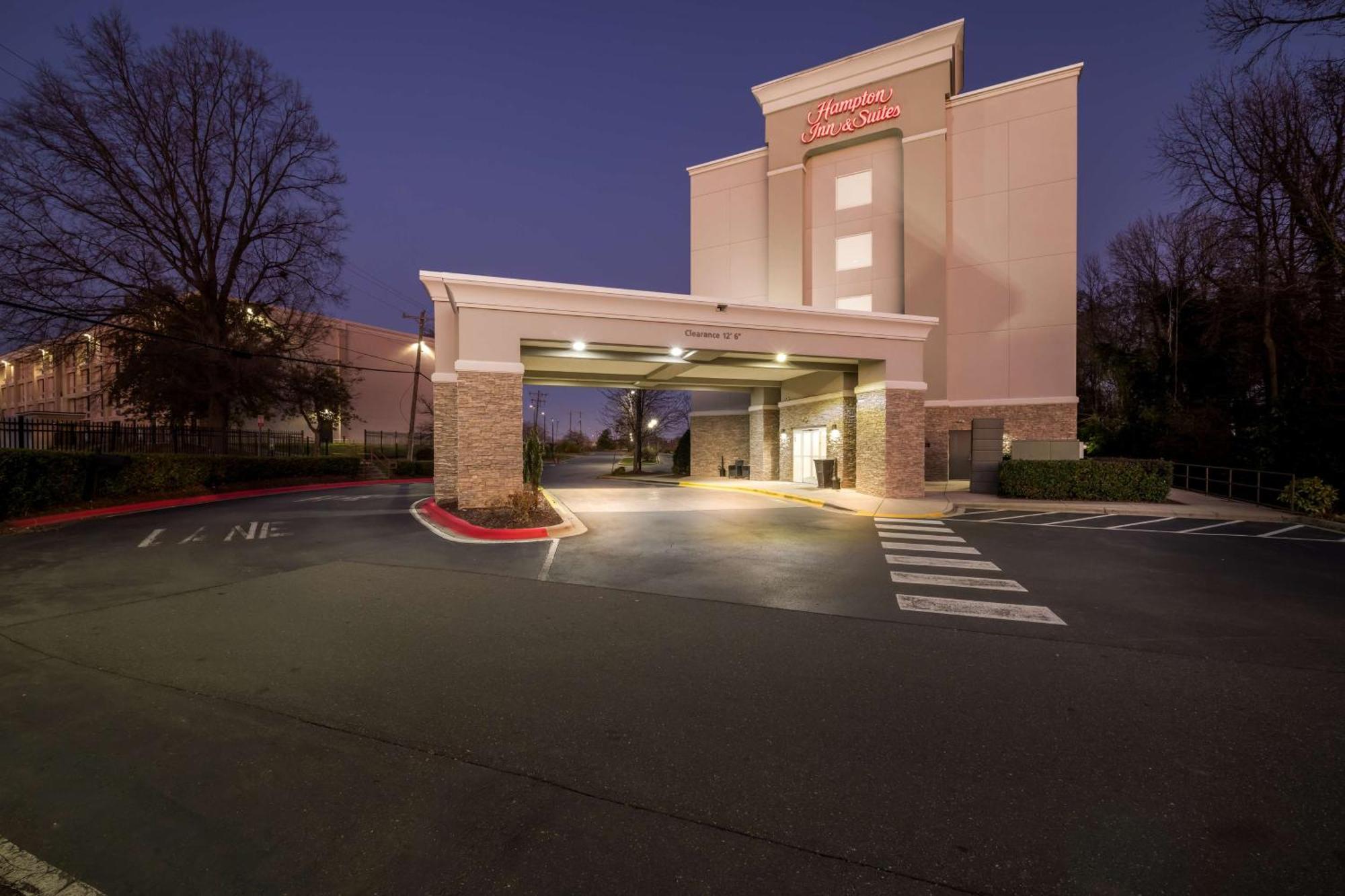 Hampton Inn & Suites Charlotte-Airport Exterior photo