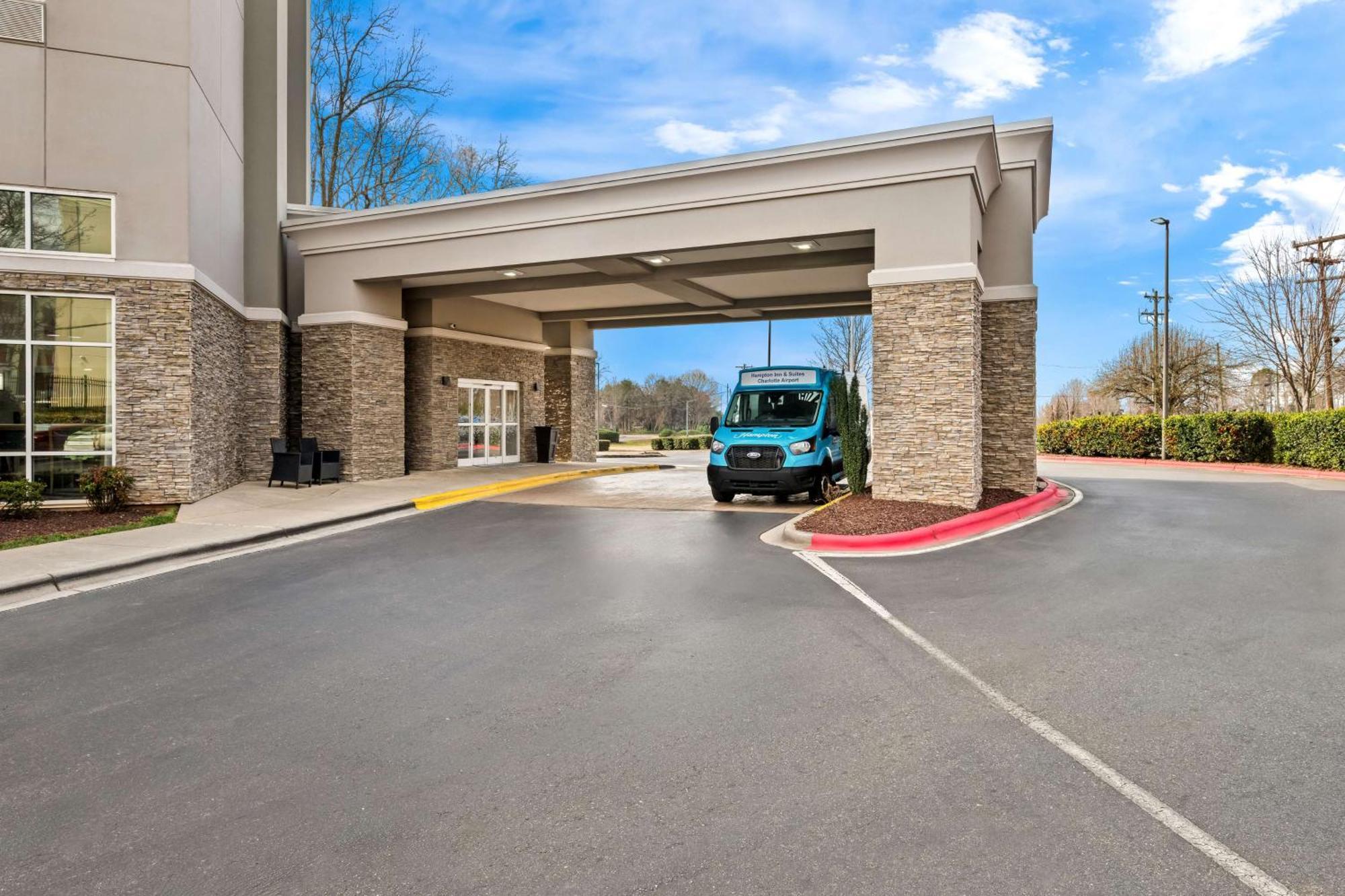 Hampton Inn & Suites Charlotte-Airport Exterior photo