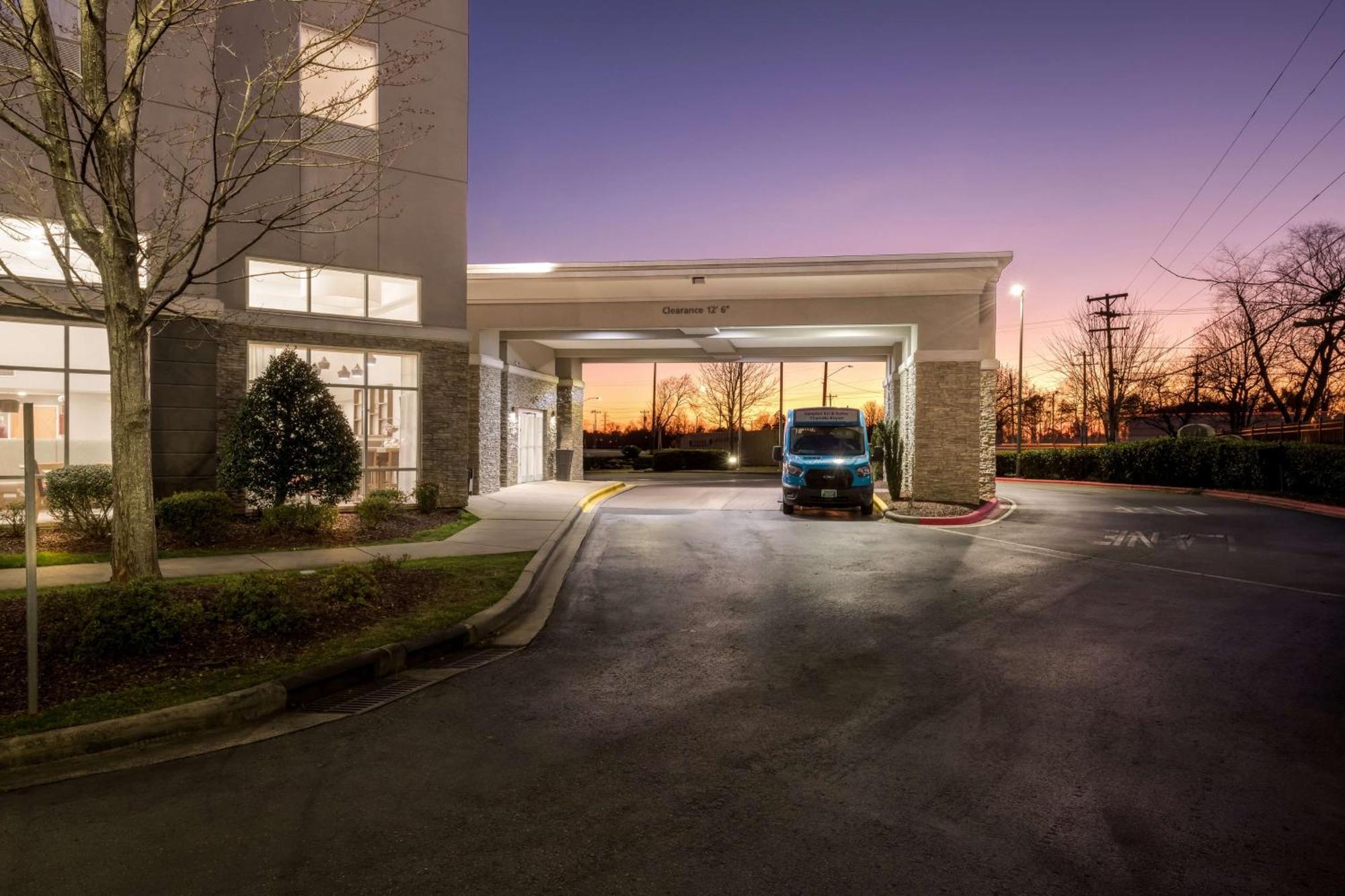 Hampton Inn & Suites Charlotte-Airport Exterior photo
